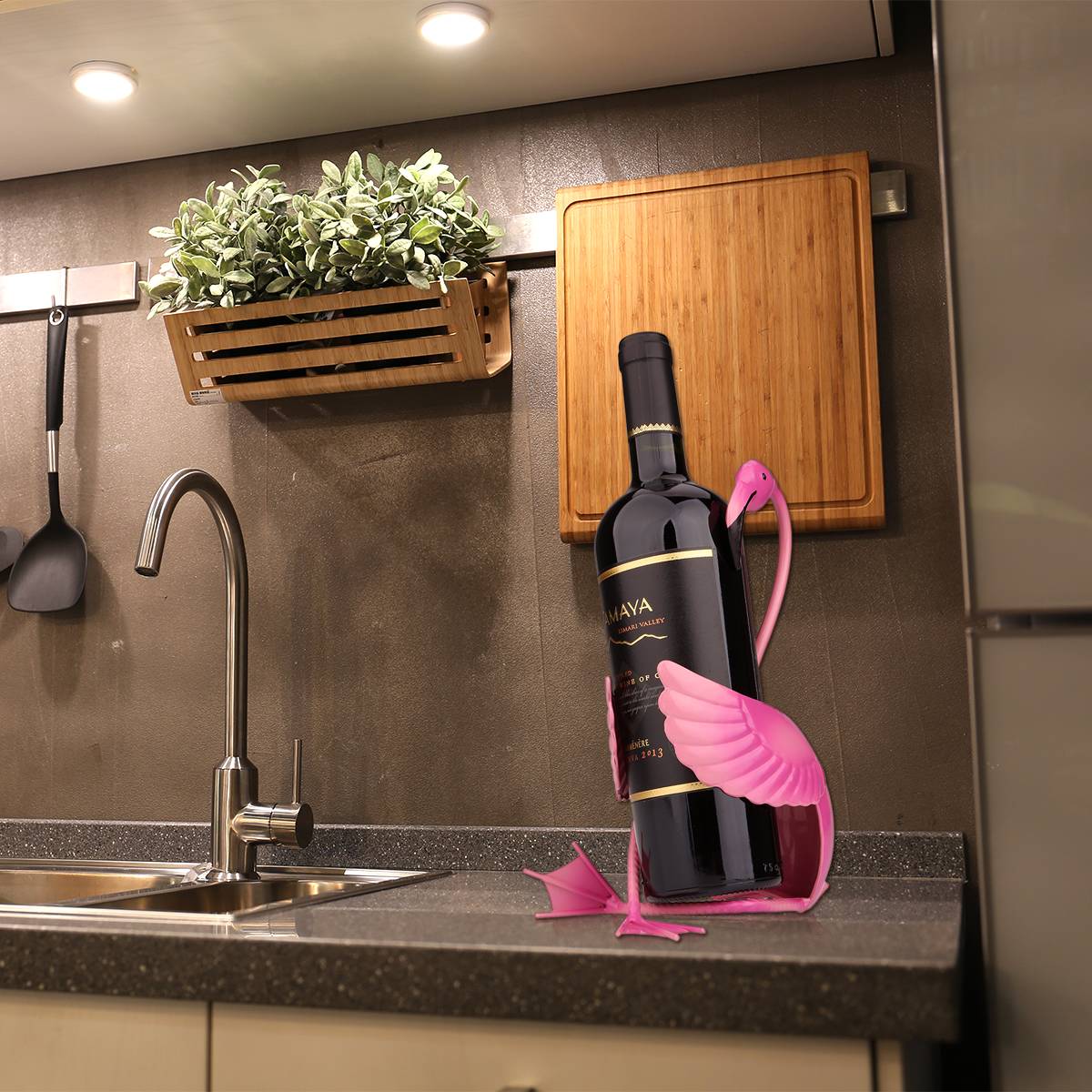 TOOARTS Flamingo wine holder Wine shelf Metal sculpture Practical sculpture Home decoration Interior decoration Crafts